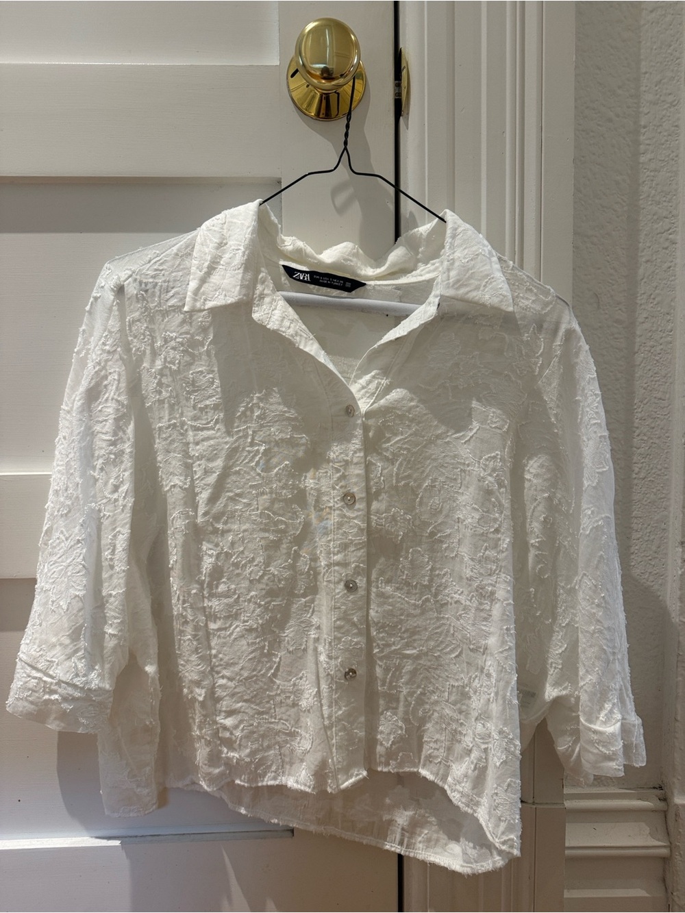✨ Like New Zara White Textured Floral Button-Front Blouse ✨